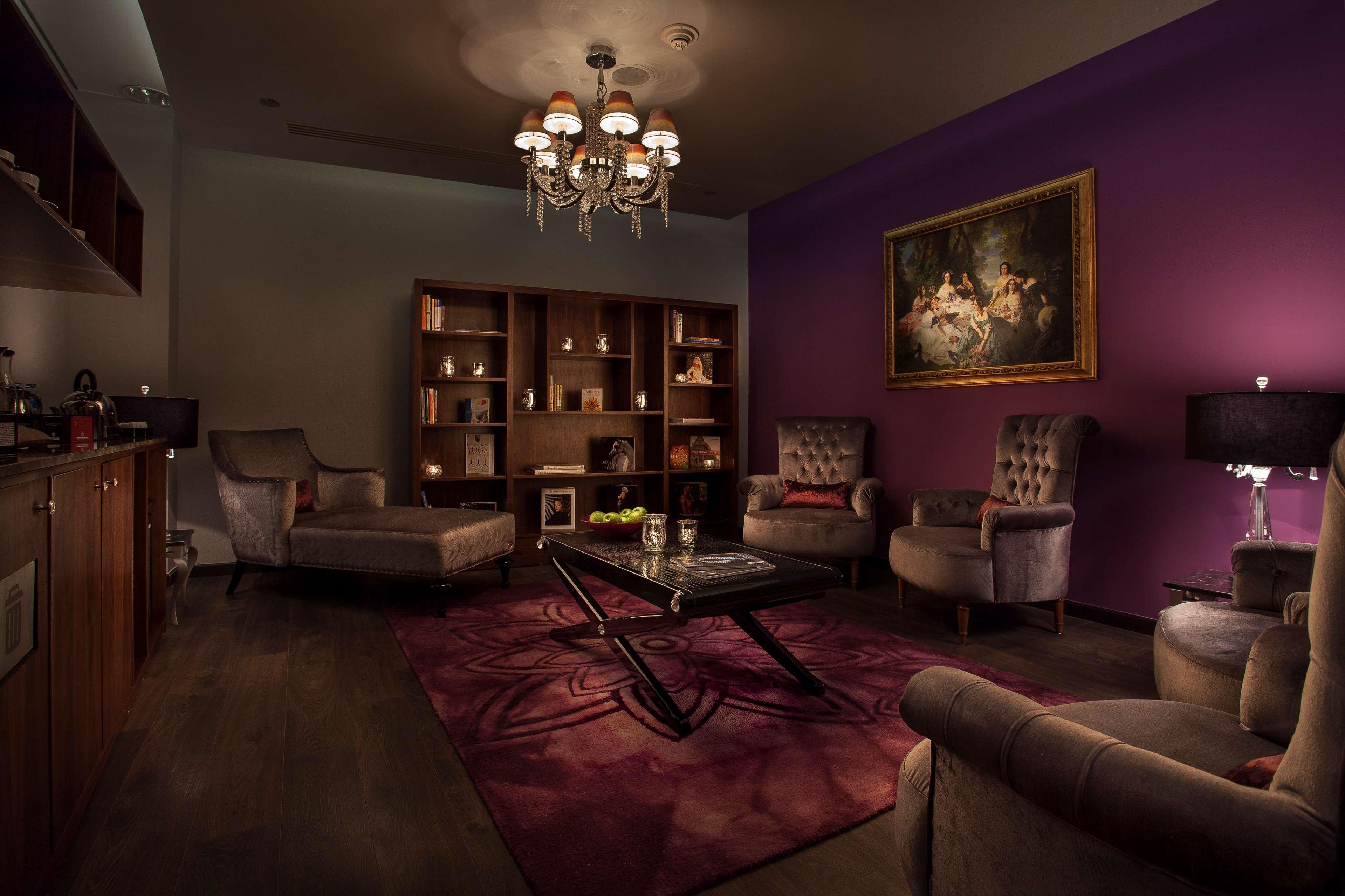 รอยัล แม็กซิม พาเลซ เคมปินสกี้ ไคโร Hotel ภายนอก รูปภาพ The interior of the 2012-built, 10-room, 10,000-square-foot (930 m2) spa at The Ritz-Carlton, Boston