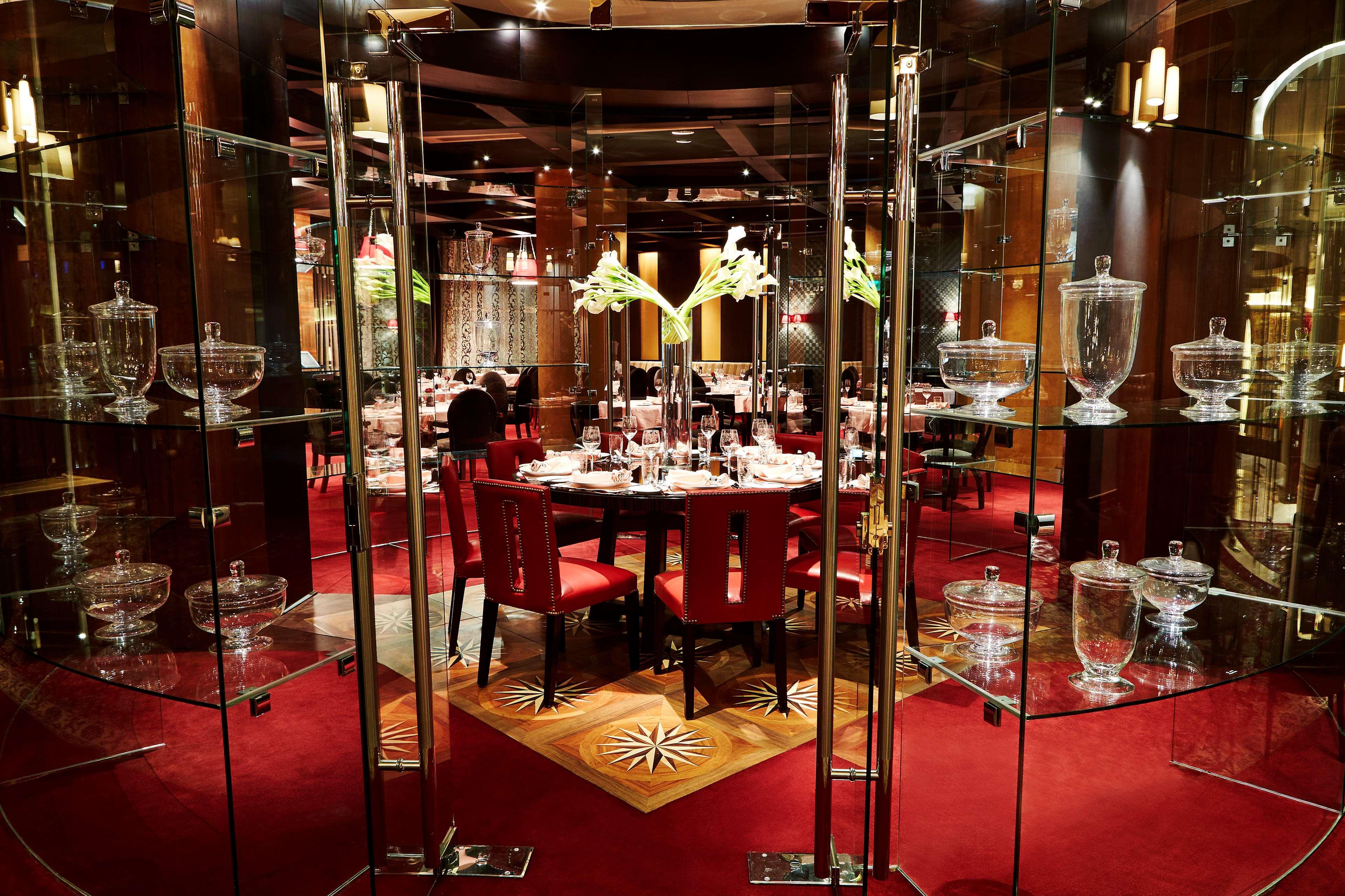 รอยัล แม็กซิม พาเลซ เคมปินสกี้ ไคโร Hotel ภายนอก รูปภาพ The interior of the Baccarat Hotel